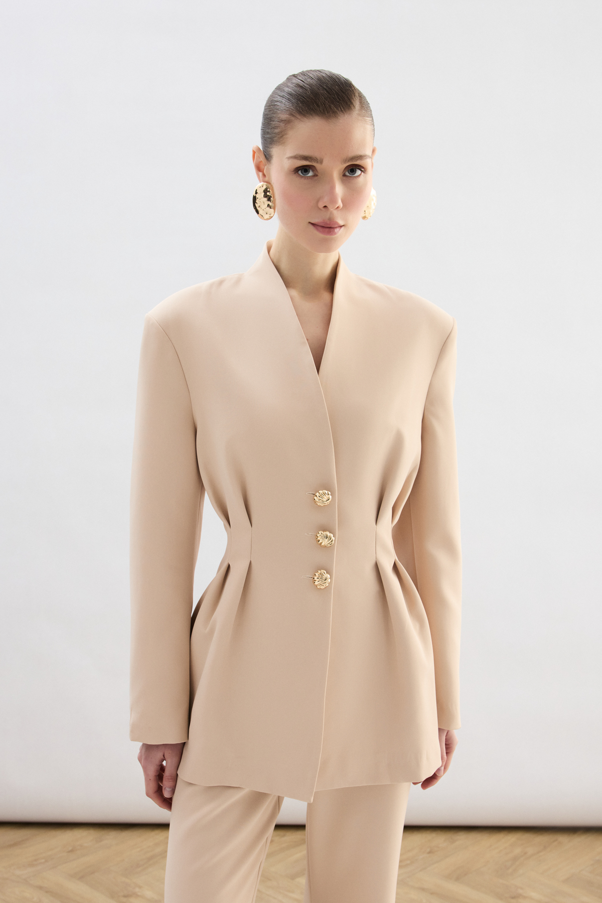 Bej Gold Düğmeli Bel Oturtmalı Blazer Ceket