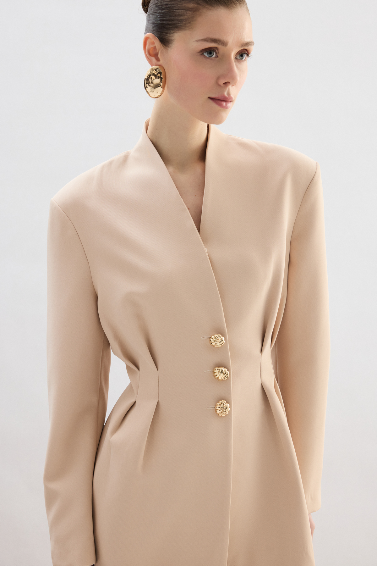 Bej Gold Düğmeli Bel Oturtmalı Blazer Ceket