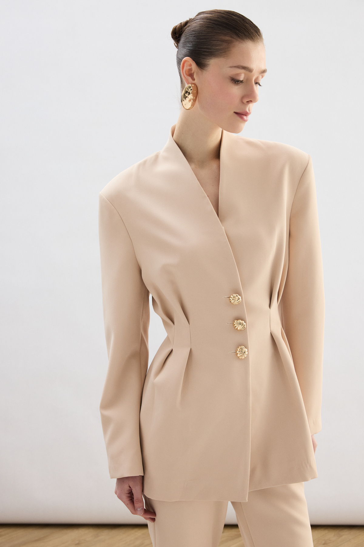 Bej Gold Düğmeli Bel Oturtmalı Blazer Ceket