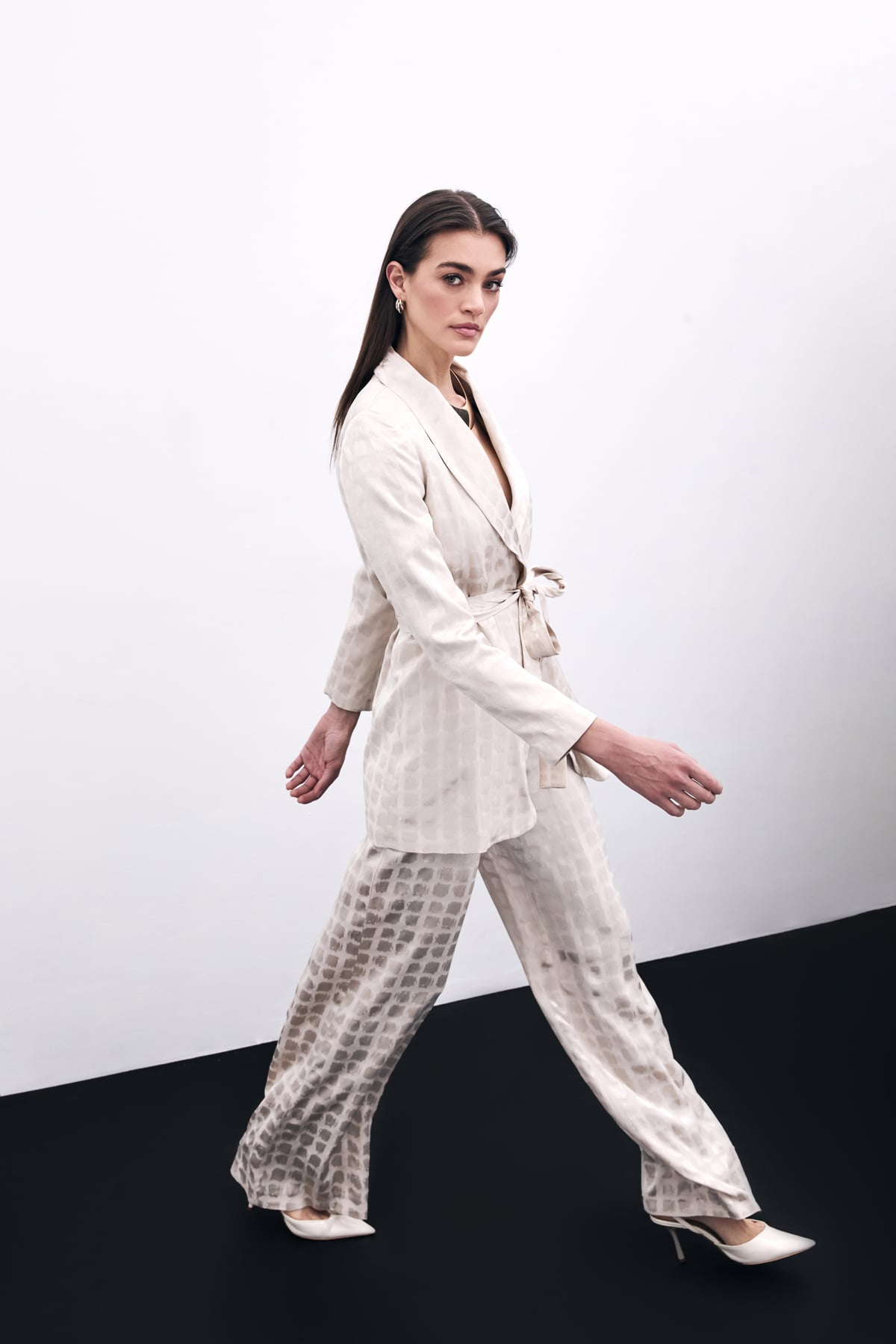 Ekru Kuşaklı Dokulu Blazer Ceket